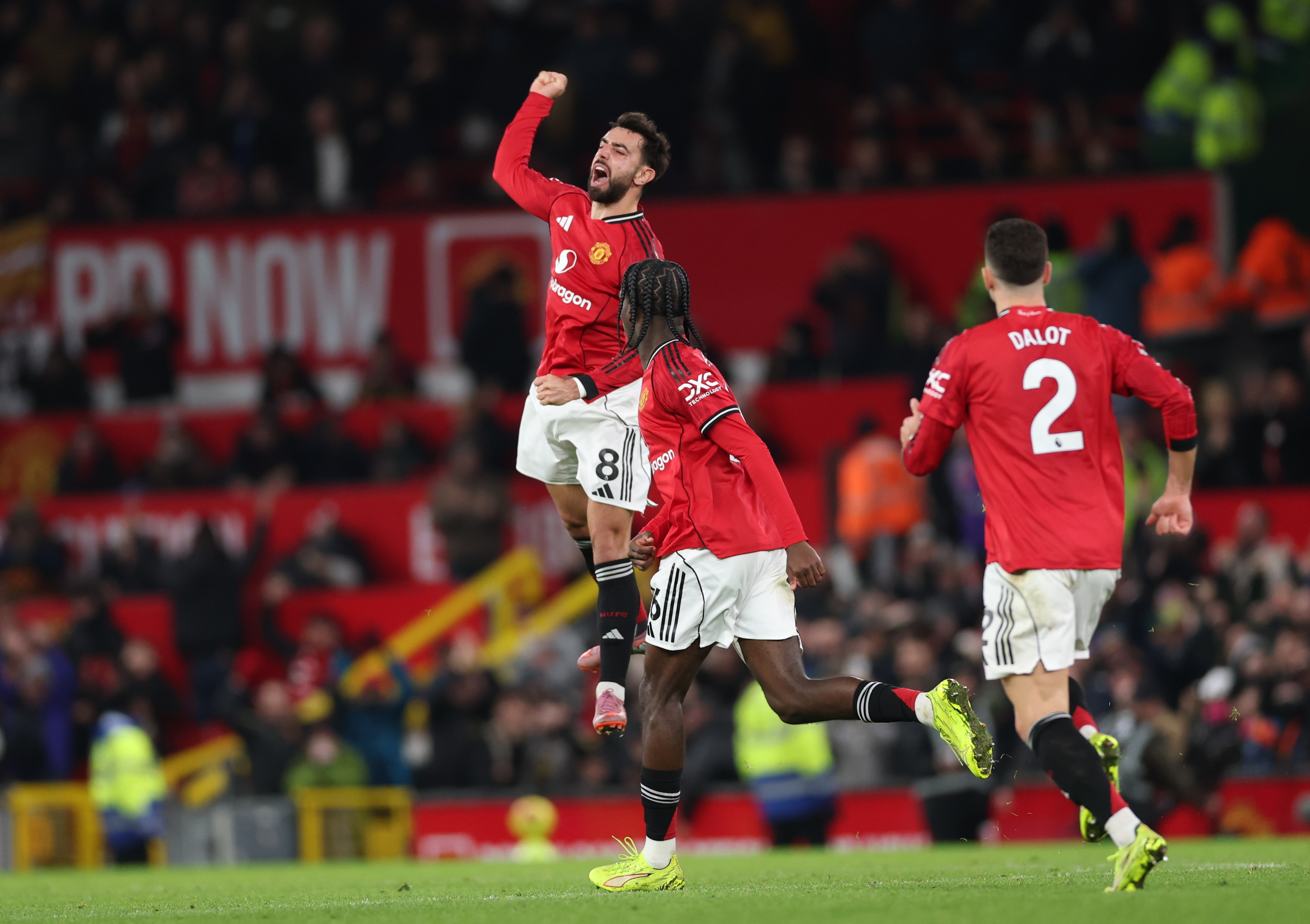 包含曼联客场不敌伯恩茅斯，遭遇挫折的词条