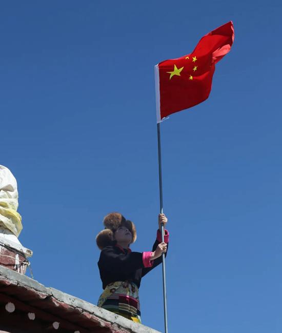 C7娱乐下载官网-恒大球迷高举旗帜庆贺，晋级之路前程无限