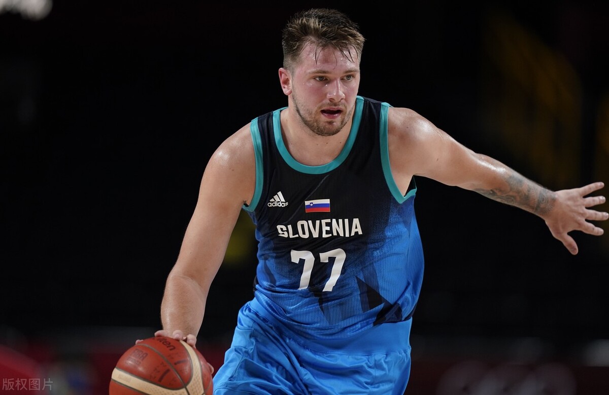 包含斯洛文尼亚大胜，小组榜首稳步领先的词条